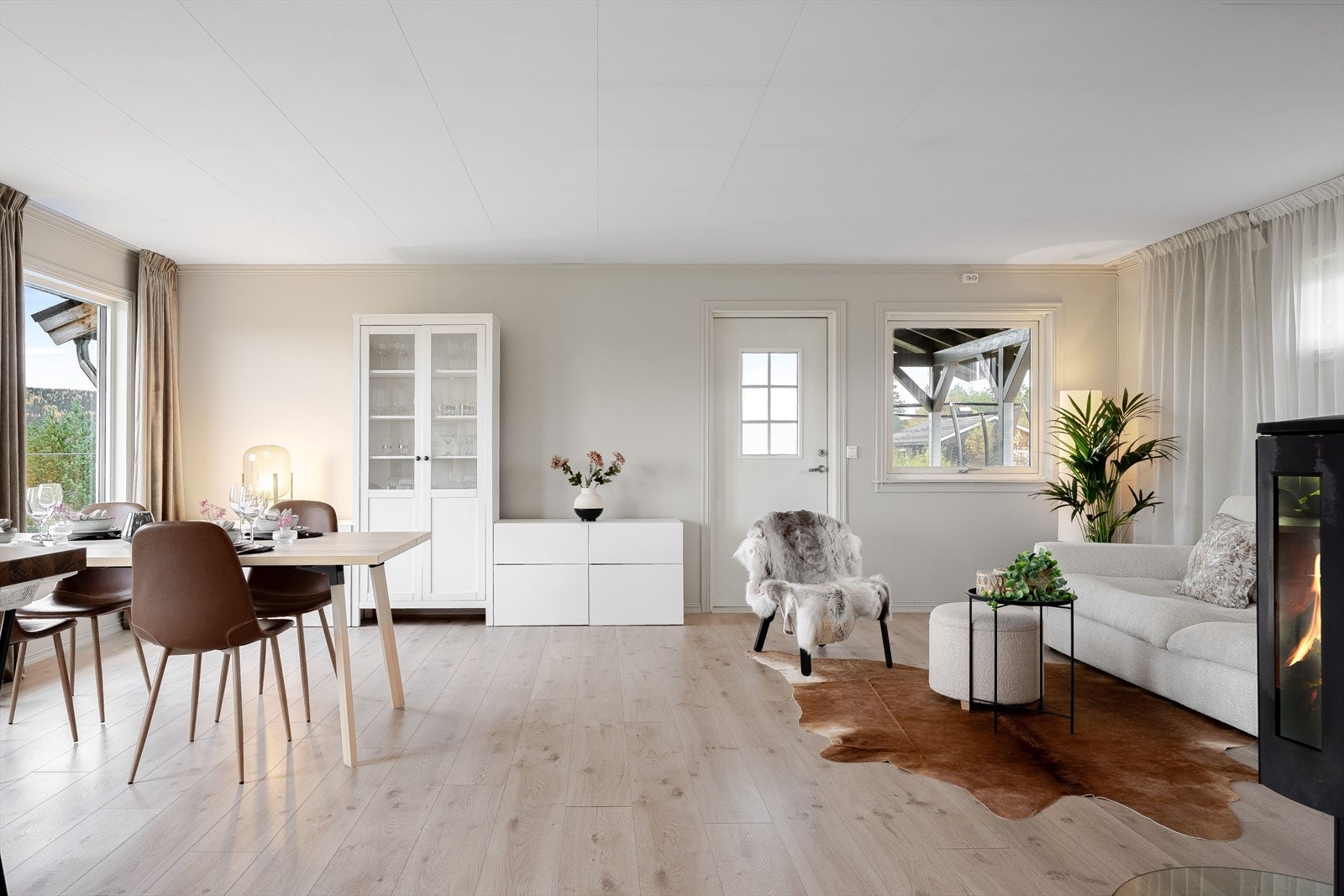 Stuen er romslig med god plass til sofagruppe med salongbord, et stort spisebord og annet ønskelig møblement. Galleribilde