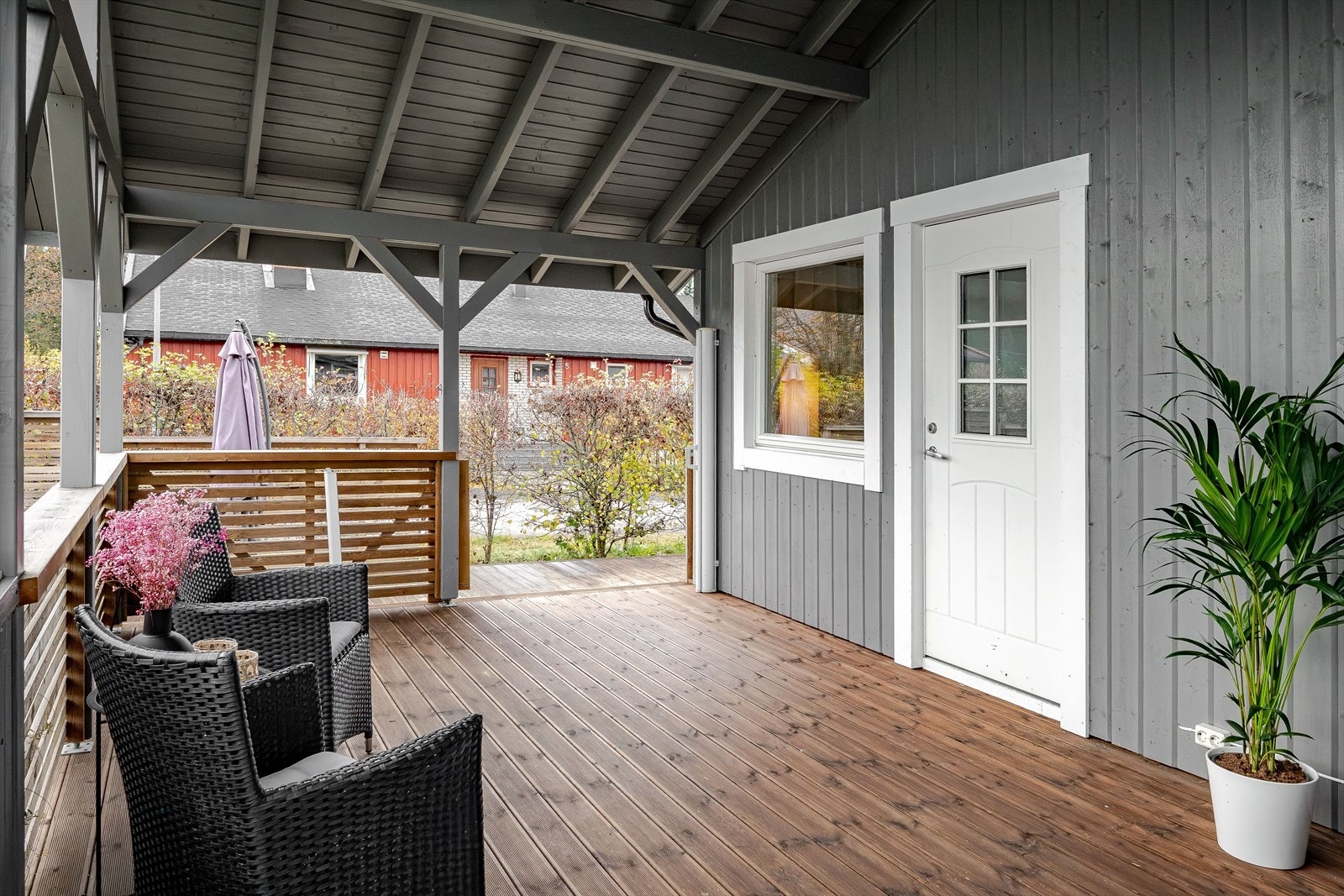 Terrassen er overbygget og har god plass til flere ulike sittegrupper. Galleribilde