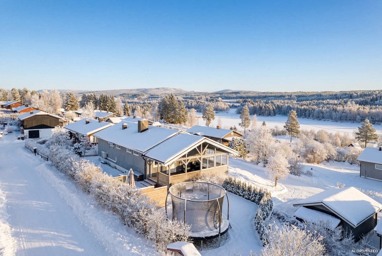 Eiendommen er også bebygd med en frittstående garasje på 22 kvm med takoverbygg i bakkant. Galleribilde