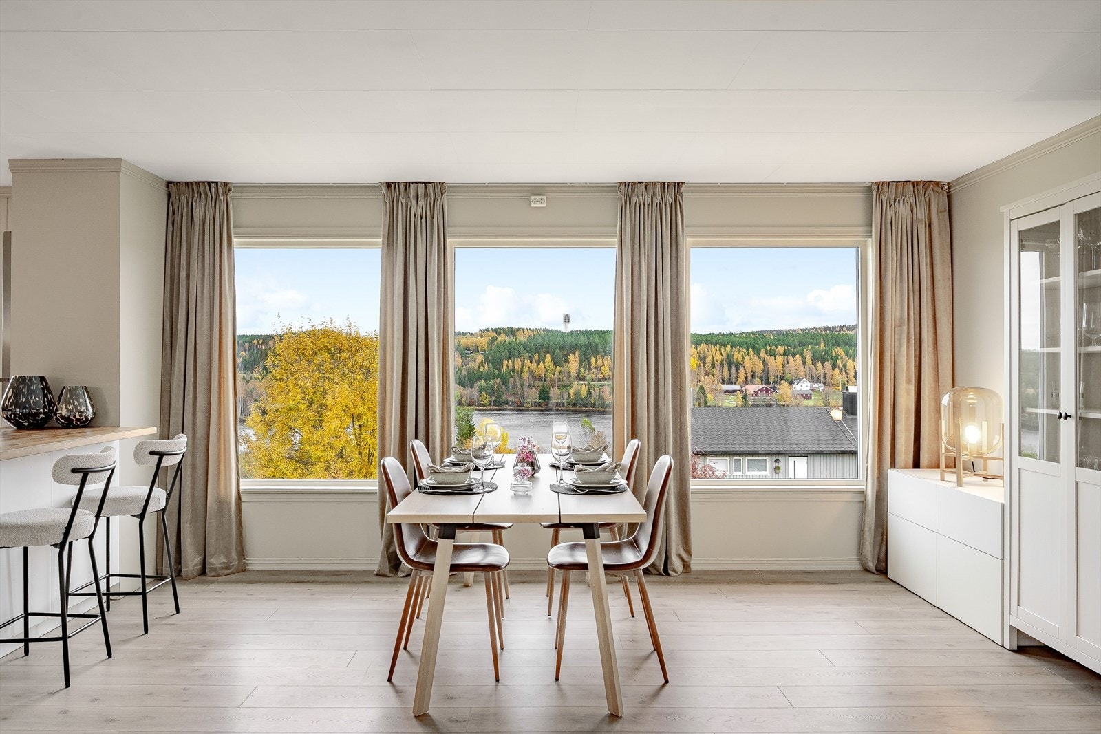 God og moderne standard fra 2017 med pen enstavs laminat på gulv og glatte overflater malt i en lys innbydende farge. Galleribilde