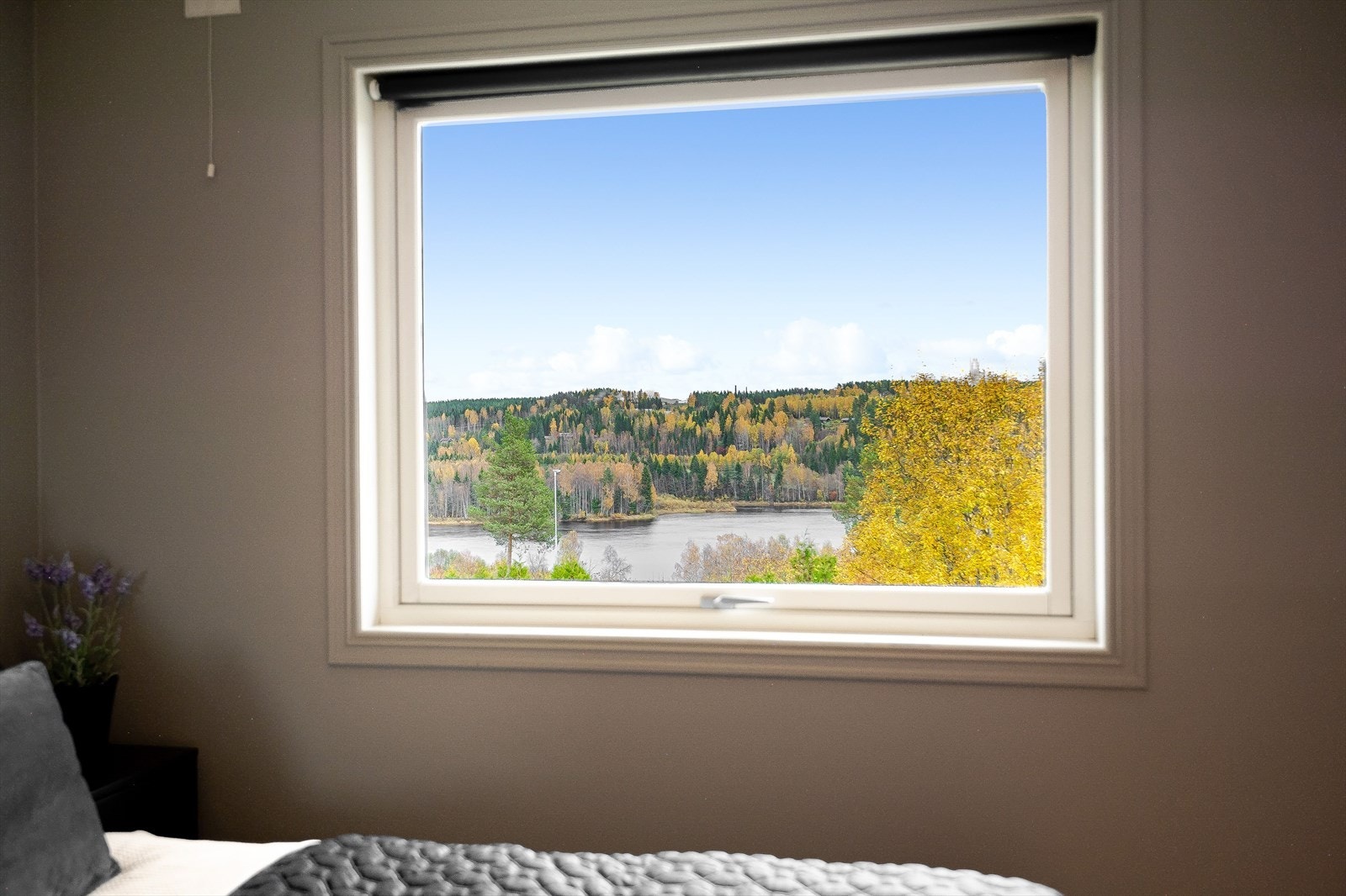 Også på soverommet har du en stor vindusflate med flott utsikt til Glomma. Galleribilde