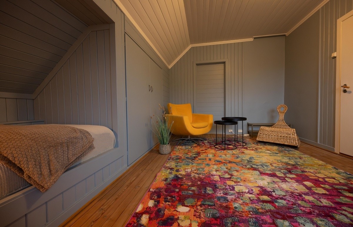 Rom 3 i andre etasje - koselig sittegruppe med spreke farger Galleribilde