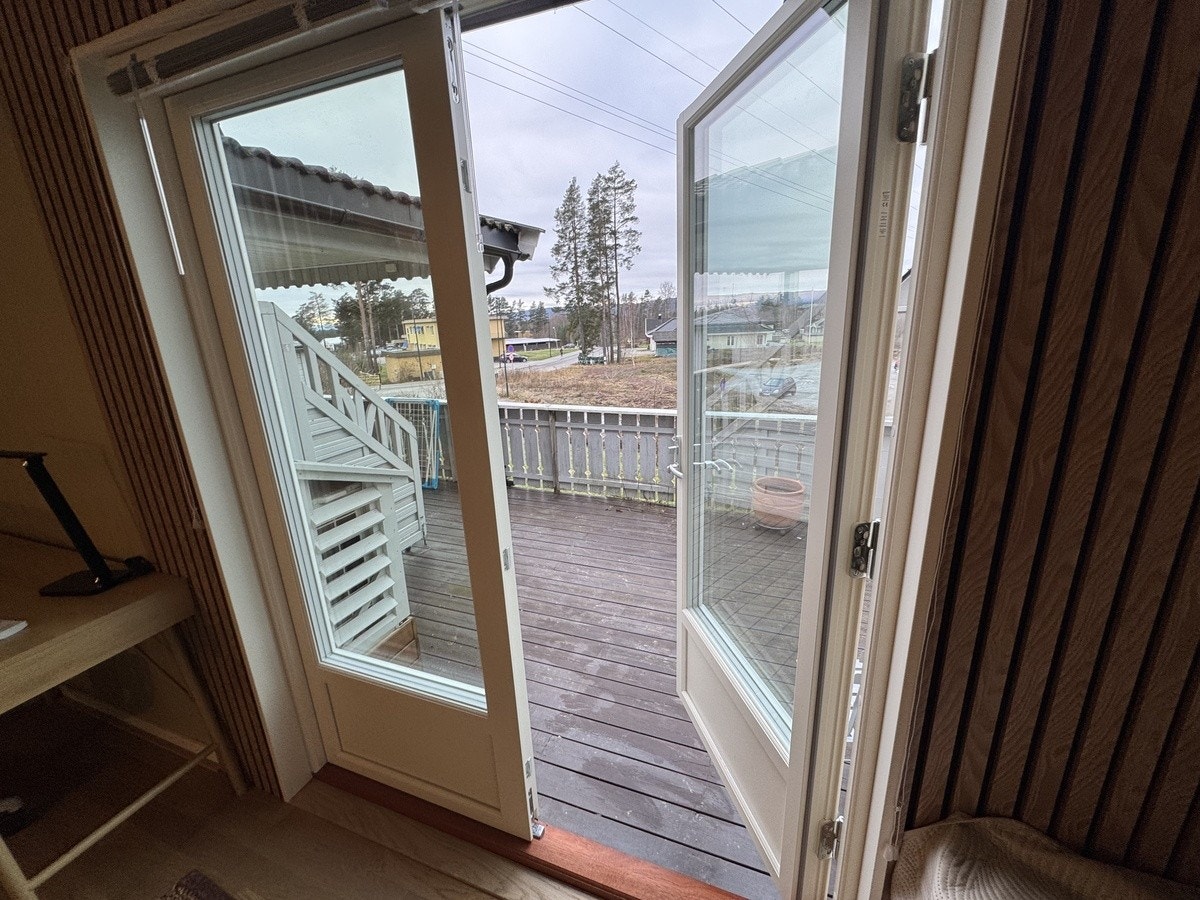 Rom 2 i hovedetasje - utsikt ut fra terassedør Galleribilde