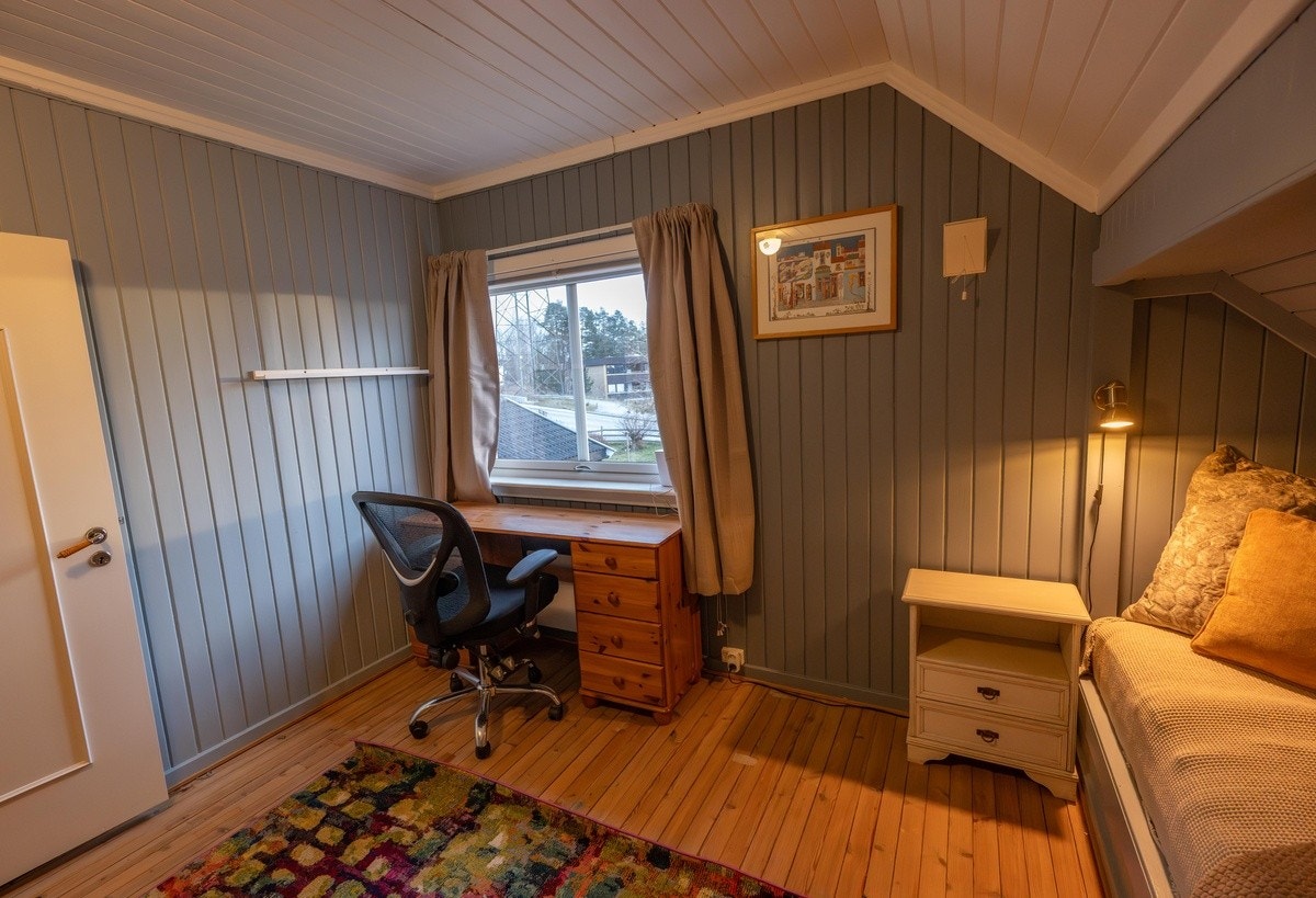 Rom 3 i andre etasje - kontorplass med utsikt hage Galleribilde