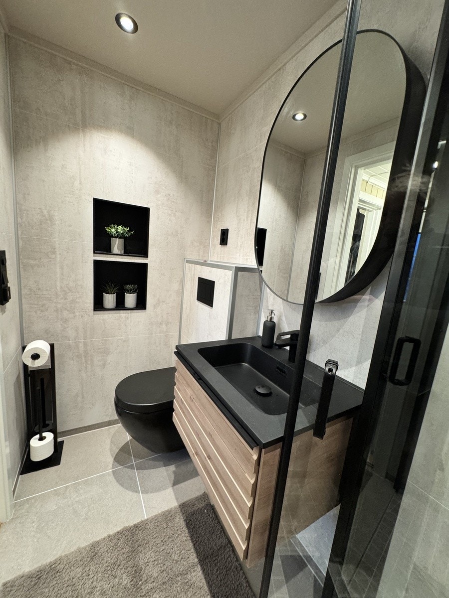 Nyoppusset bad i hovedetasje Galleribilde