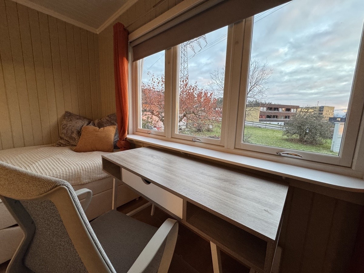 Rom 1 i hovedetasje - utsikt fra kontorplass Galleribilde