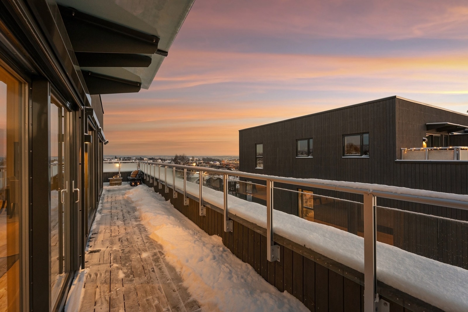 Takterrassen er på hele 66 kvm. Utgang både fra kjøkken og stue Galleribilde