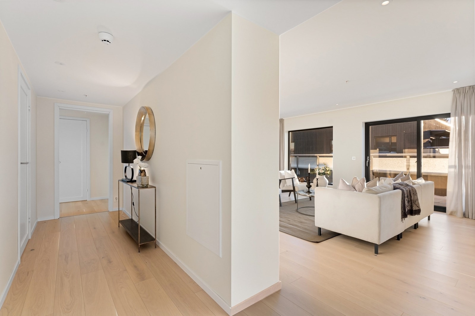 Meget god og gjennomtenkt planløsning med soveromsavdelingene på den ene siden, mens oppholdsrommene i form av stue og kjøkken i den andre Galleribilde