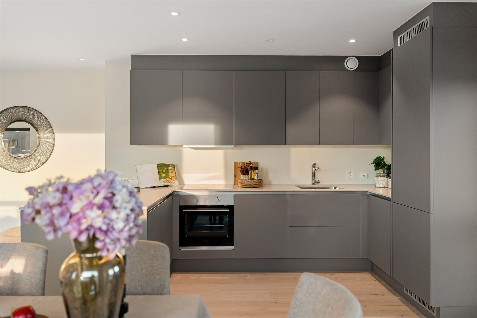 Pent og moderne kjøkken fra HTH Galleribilde