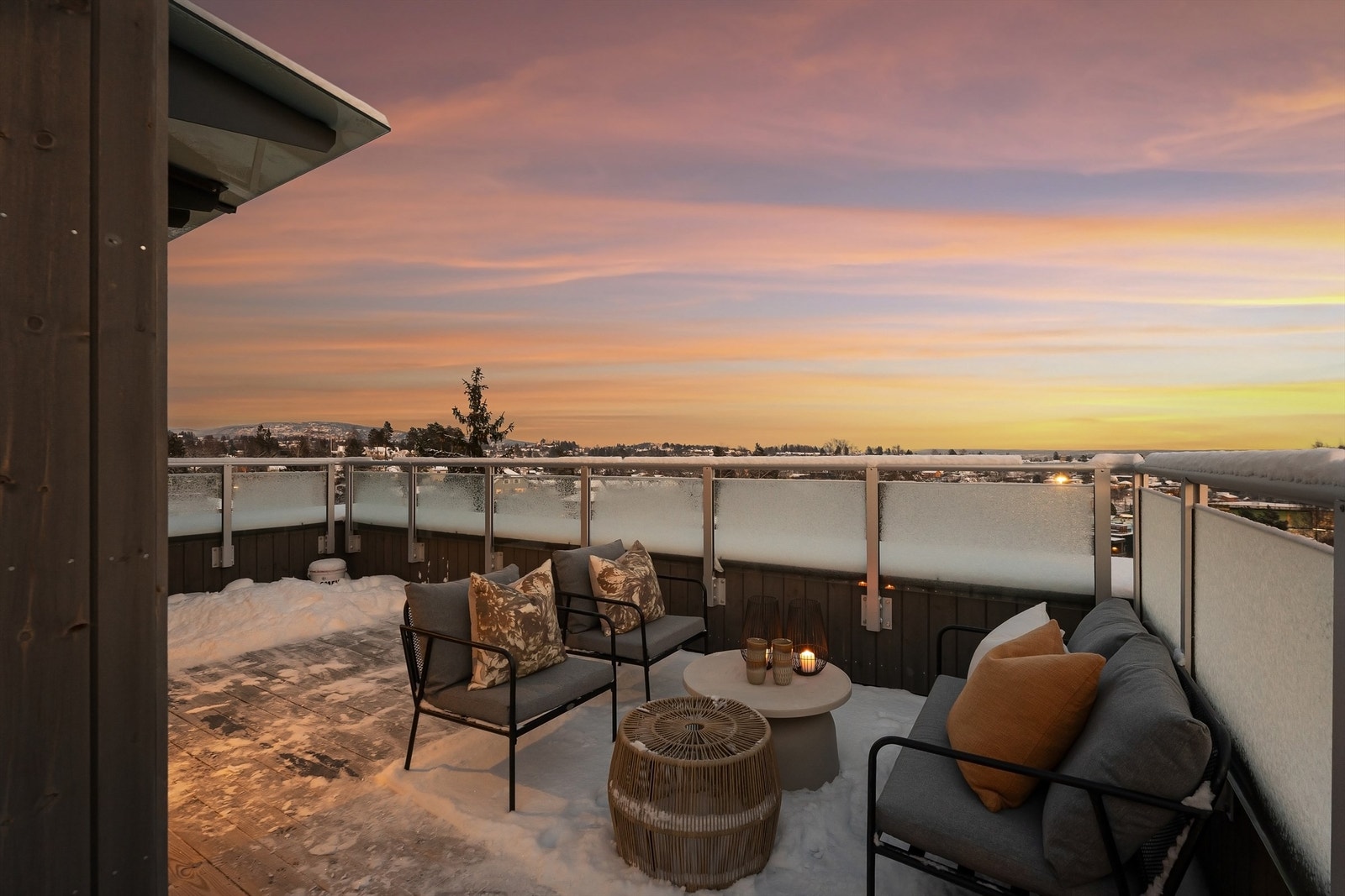 Dette er en rålekker og moderne 5-roms toppleilighet med vidstrakt utsikt utover Oslofjorden og Holmenkollen. Foto:Zovenfra AS Galleribilde