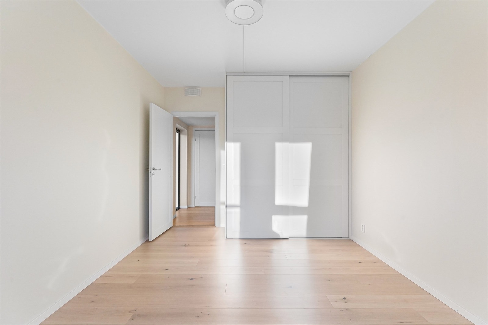 Soverom 3 med utgang til terrasse og integrerte garderobeløsninger Galleribilde