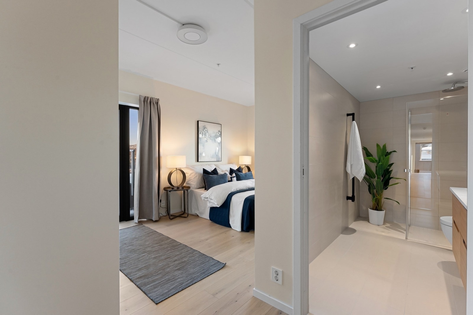 Fra hovedsoverommet er det direkte adkomst til baderommet Galleribilde