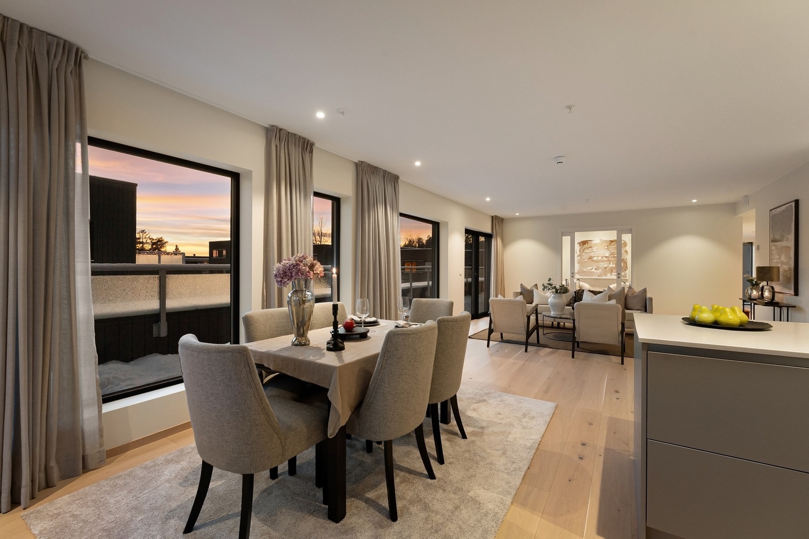 Stuen og kjøkken har en åpen løsning og sammen utgjør de et stort og smakfullt rom med gode møbleringsmuligheter Galleribilde