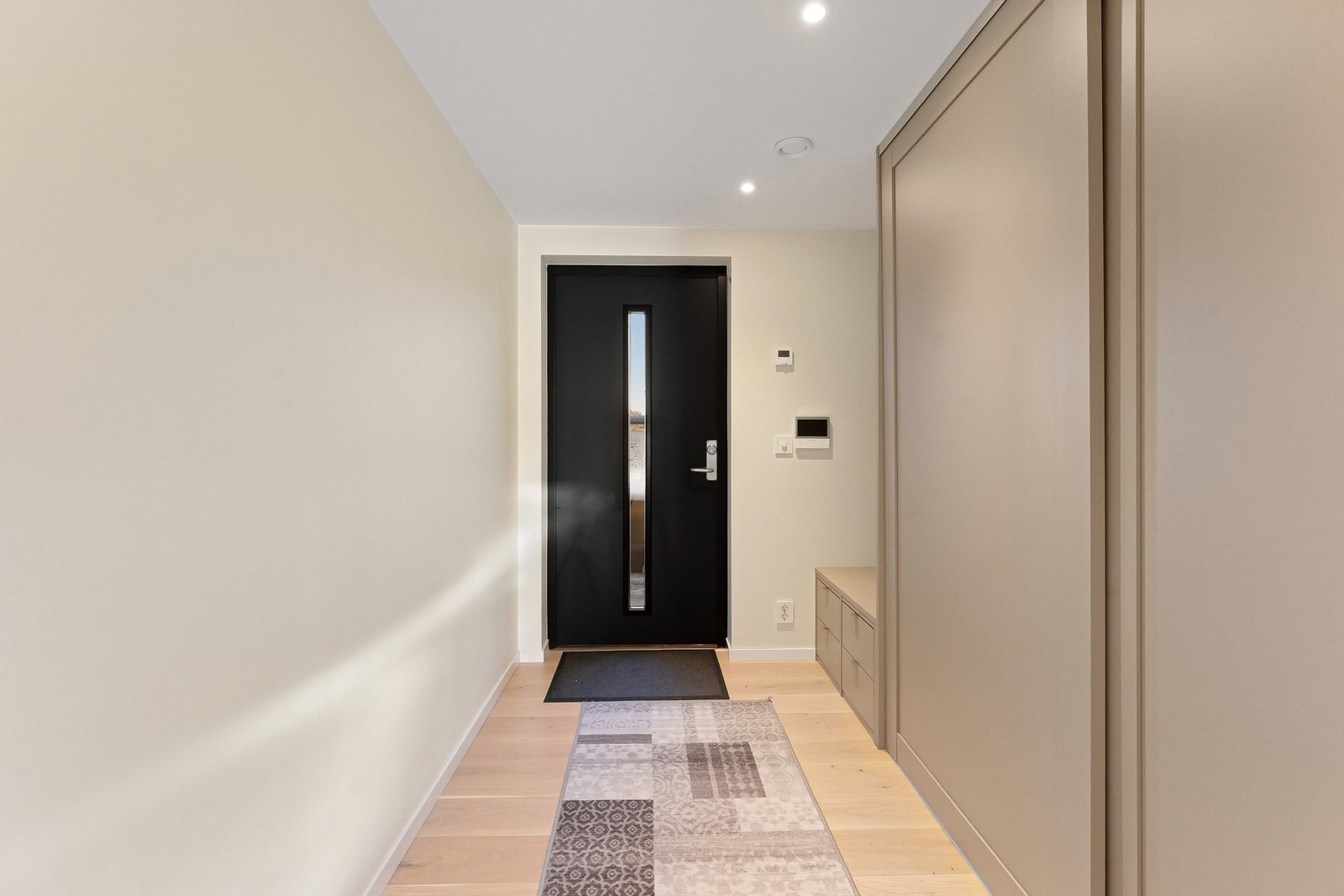 Entrè med integrerte garderobeløsninger Galleribilde