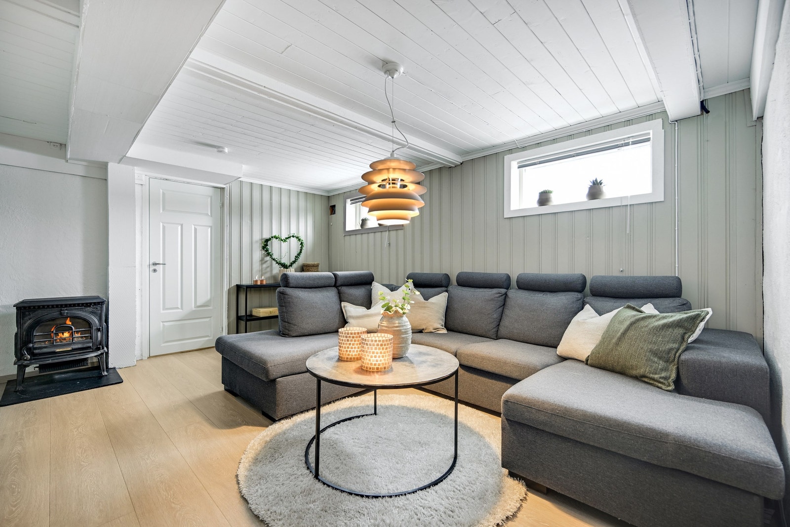 Kjellerstue (rommet er ikke godkjent for varig opphold). Dør videre er til stort vaskerom og flere store boder. Galleribilde