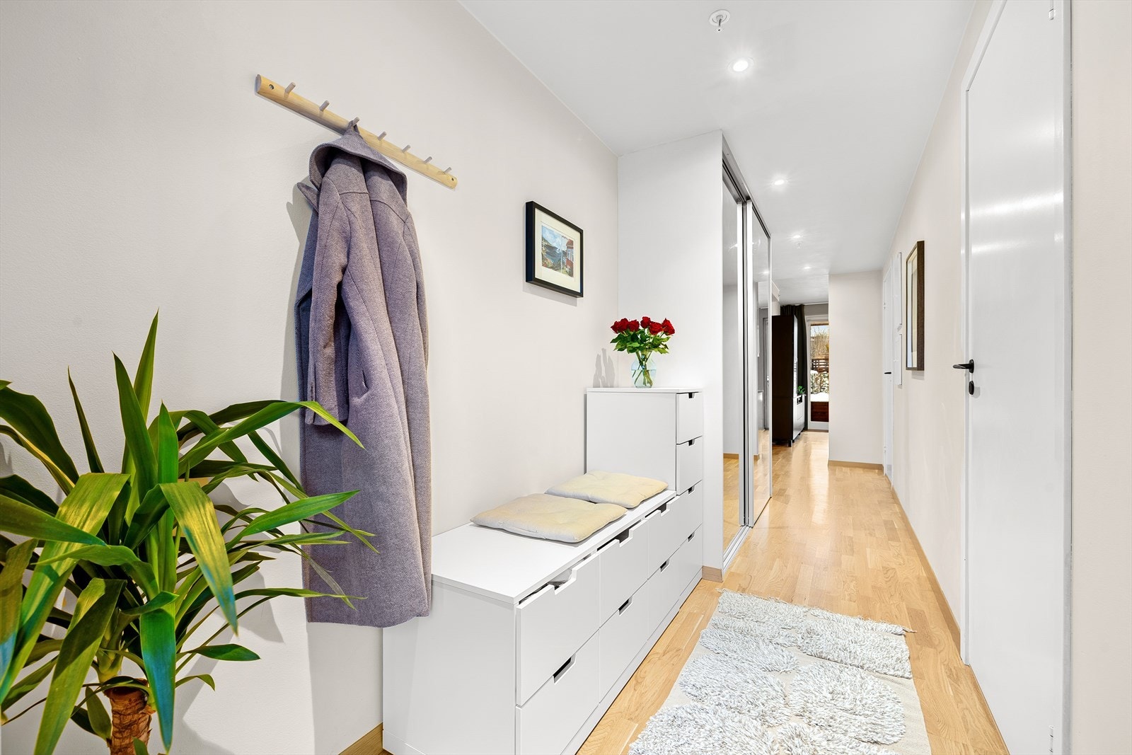 Boligen disponerer en romslig, utvendig bod på ca. 5 m² med strømuttak. Dette gir fleksible bruksmuligheter, blant annet for ekstra fryser eller kjøleskap, i tillegg til god lagringsplass for ski, sykkel etc. Galleribilde