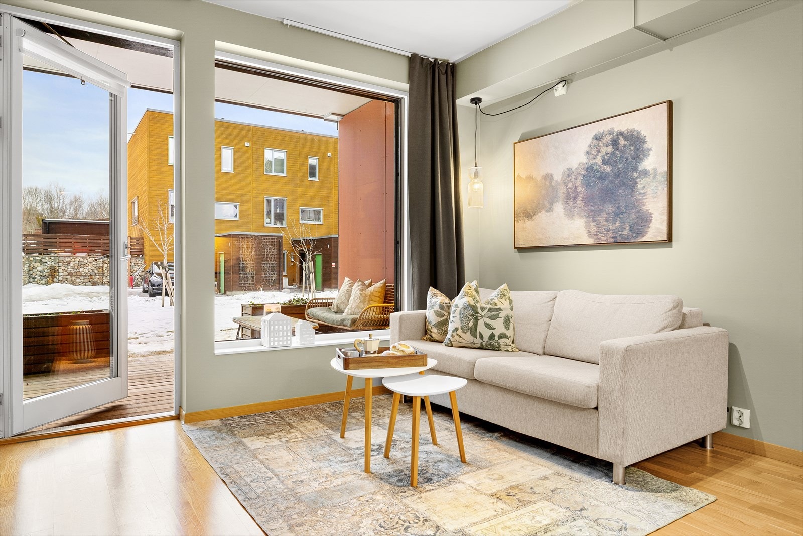 Boligen er en del av et høysatsningsprosjekt bygget etter passivhusstandard, noe som gir lavt energiforbruk og lave bokostnader. Med effektive løsninger som fjernvarme og god isolasjon kombineres moderne komfort med økonomisk og miljøvennlig drift. Galleribilde