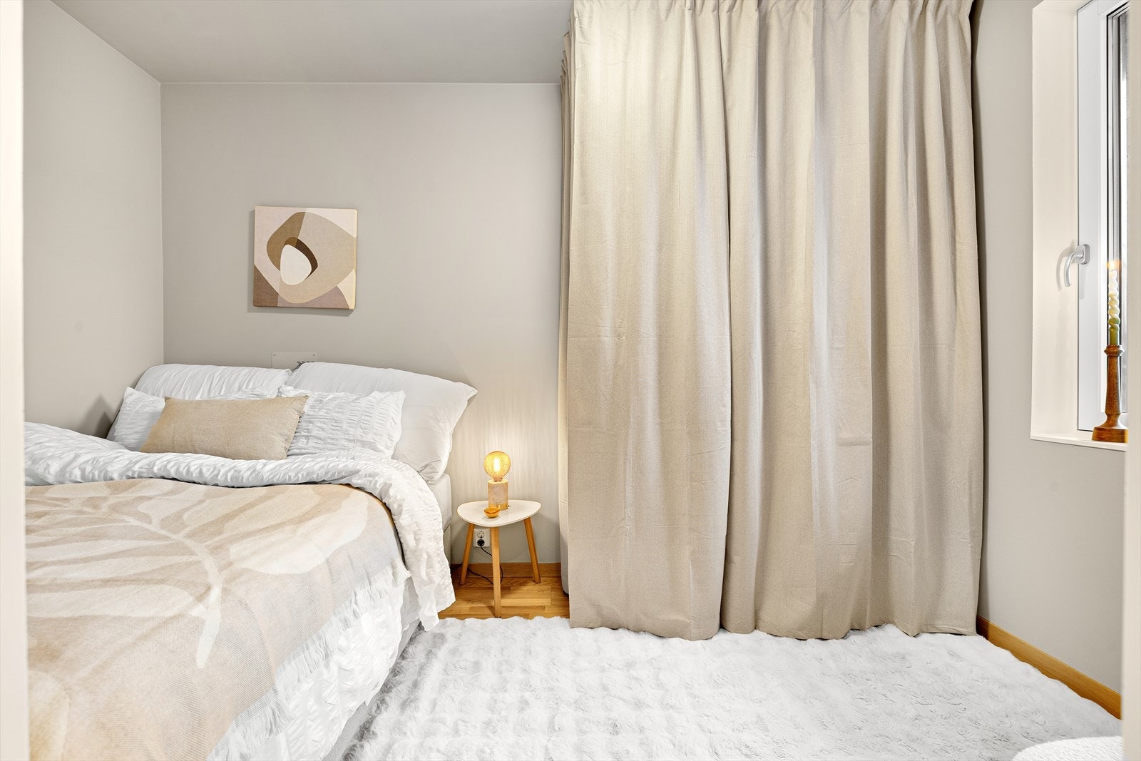 Soverommet på 7,5 m² har god plass til dobbeltseng, nattbord, kommode for oppbevaring og øvrig møblement. Garderobeløsningen med gardin medfølger til neste eier. Galleribilde