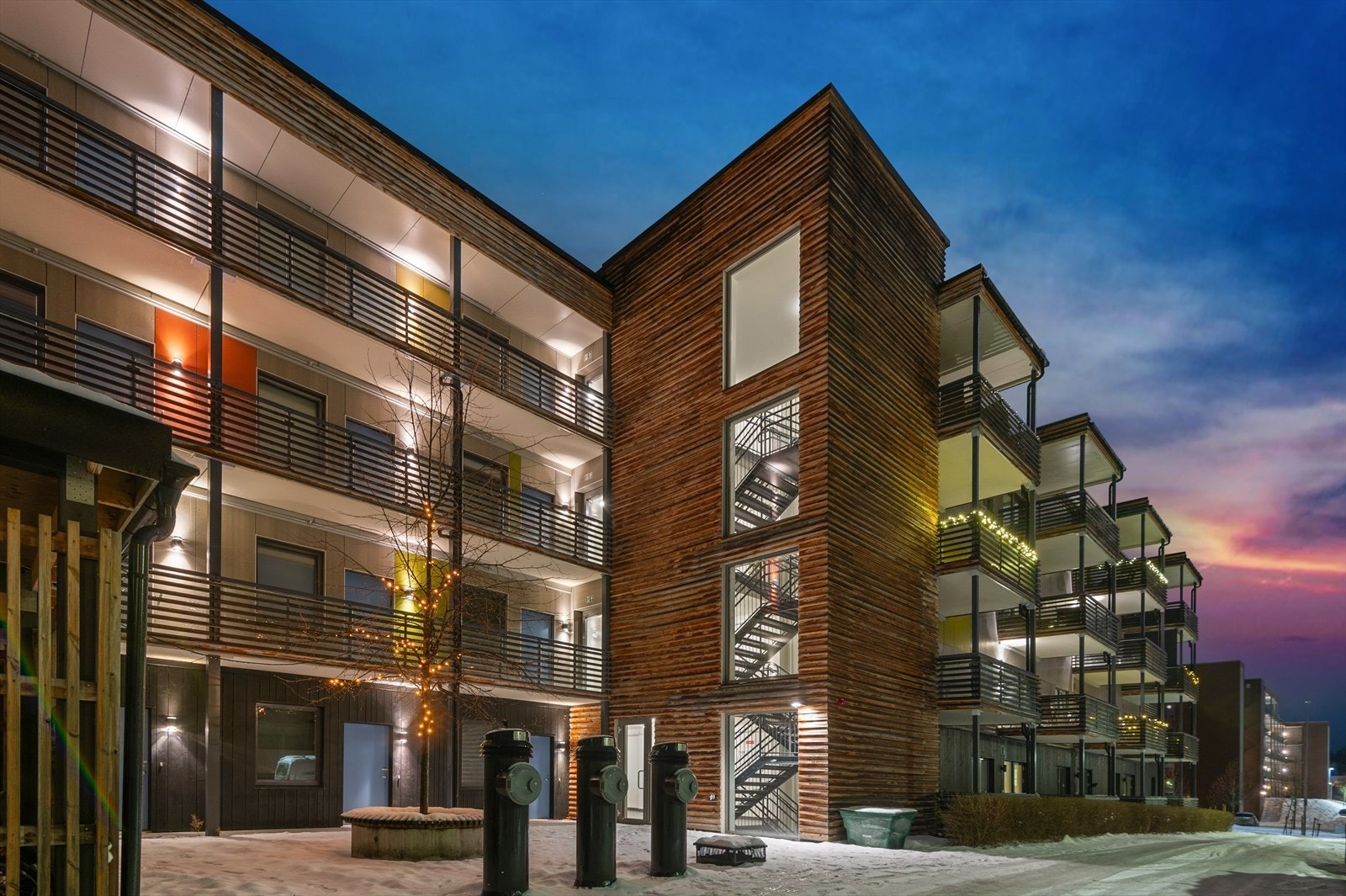 Velforeningen i området, som alle beboere i sameiet er en del av, har etablert flere fine områder rundt boligen. Blant annet er det etablert flere lekeplasser, benker, og en grillhytte som alle i velforeningen kan benytte seg av. Galleribilde