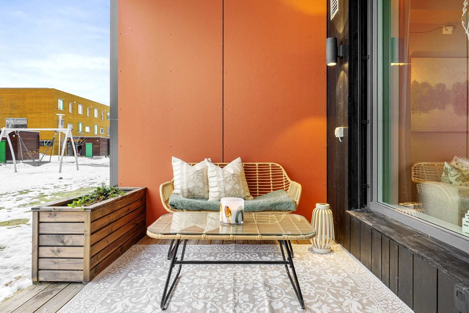 Markterrassen gir rikelig plass til både sittegruppe og flere møbleringsmuligheter, og fungerer som et herlig ekstra rom på varme dager. Ideelt for både avslapning og sosiale sammenkomster i vår- og sommerhalvåret. Galleribilde