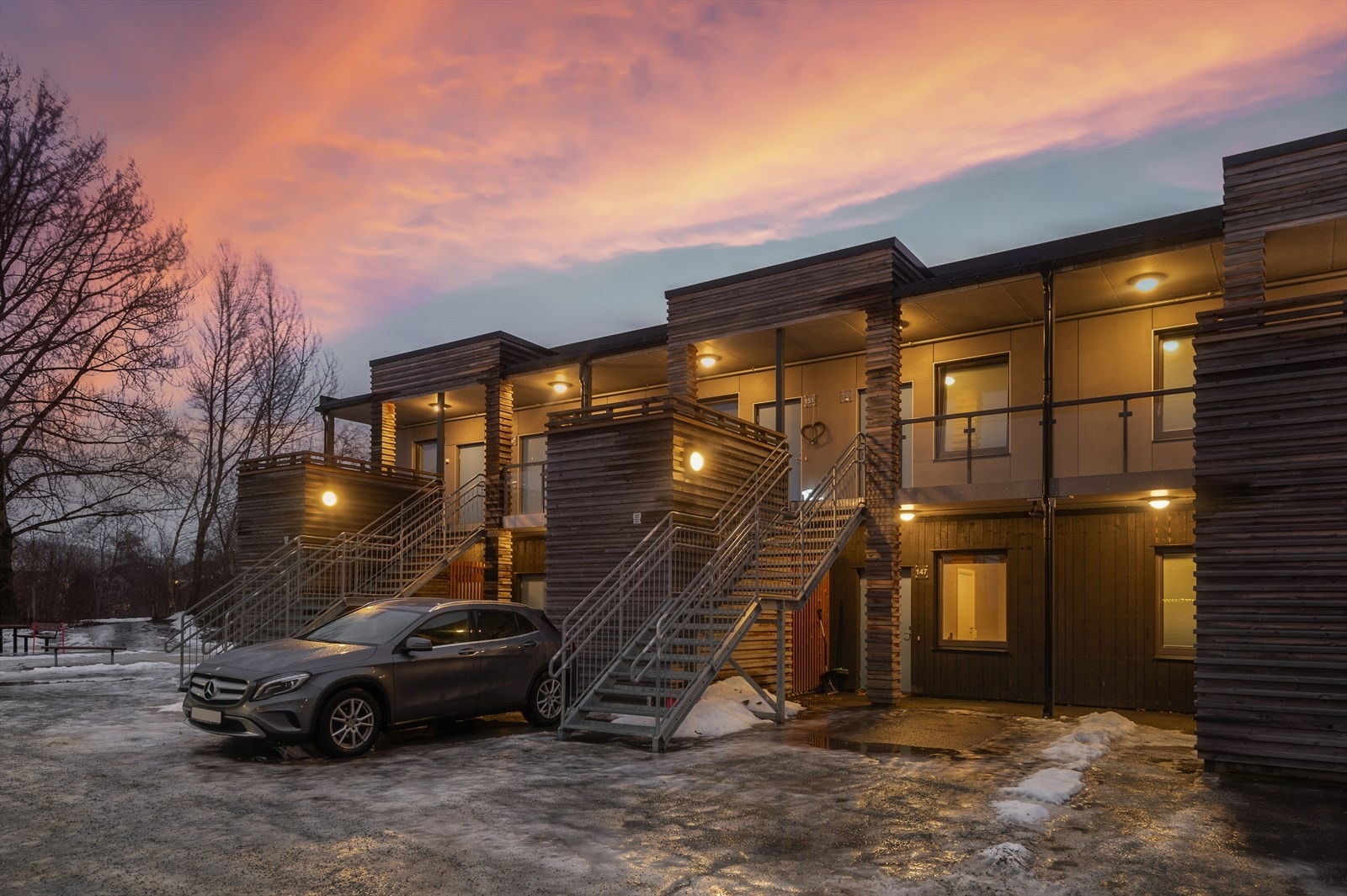 Det er gode parkeringsmuligheter på sameiets tomt. Her er det fri parkering i gaten, og foran boligbebyggelsen. Galleribilde