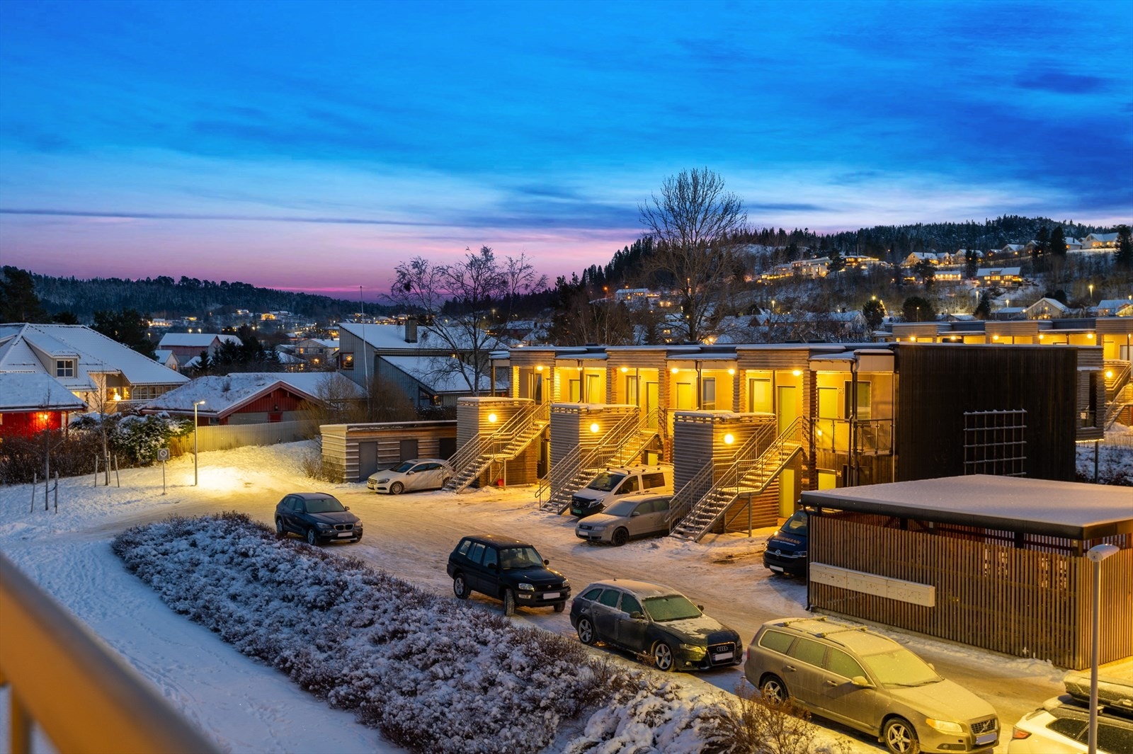 Fra leiligheten er det kort avstand til bussholdeplass, dagligvarebutikker, treningssenter, bensinstasjon, skoler, barnehager, Estenstadmarka og NTNU Dragvoll. Galleribilde
