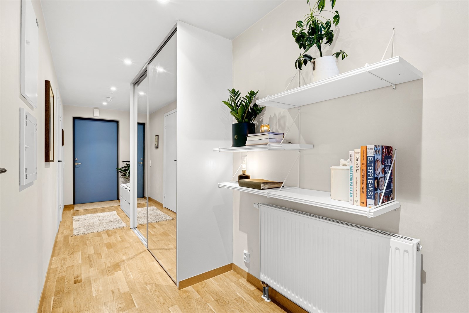 Her kommer man inn til en innbydende entré som utgjør hjemmets førsteinntrykk. Inngangspartiet er i dag innredet med et praktisk garderobeskap for oppbevaring av yttertøy og sko. Galleribilde