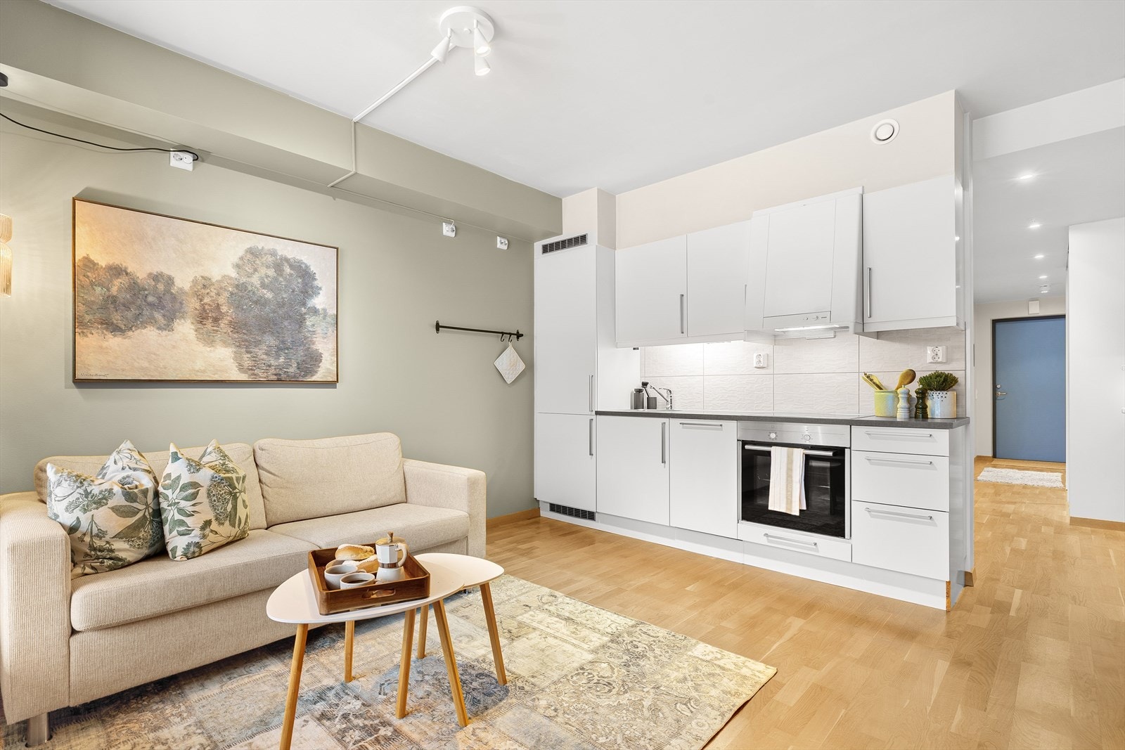 Velkommen til Stokkbekken 147! Heimdal Eiendomsmegling v/Alexandra Muravskaya har gleden av å presentere en moderne og stilren selveierleilighet på 38 m² med en av de bedre beliggenhetene på Stokkbekken, innerst i en blindvei. Galleribilde