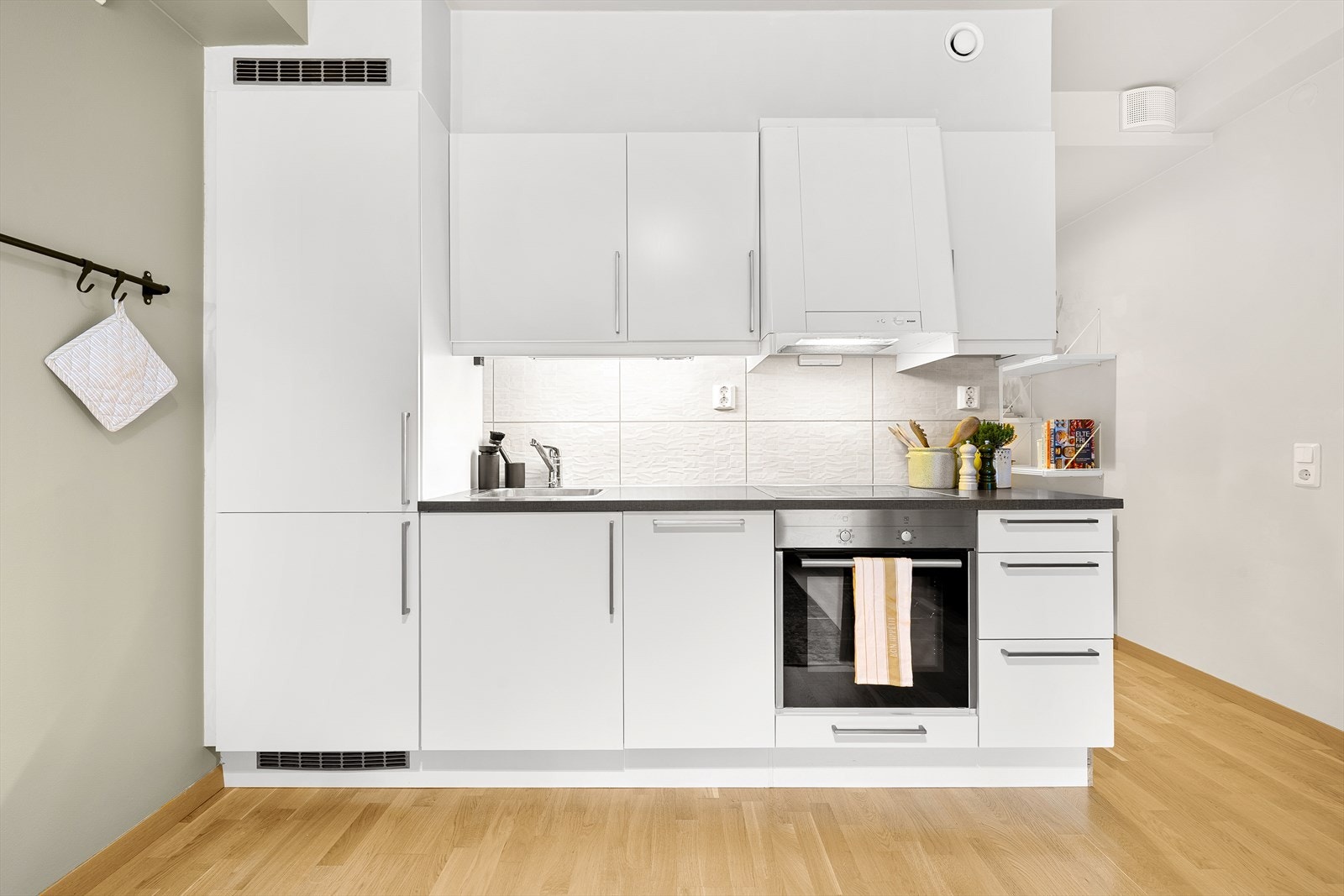 Kjøkkenet er fra den anerkjente kvalitetsleverandøren HTH og har moderne og slette fronter. Integrerte hvitevarer fra ledende merker som Siemens gir både funksjonalitet og et elegant uttrykk. Galleribilde