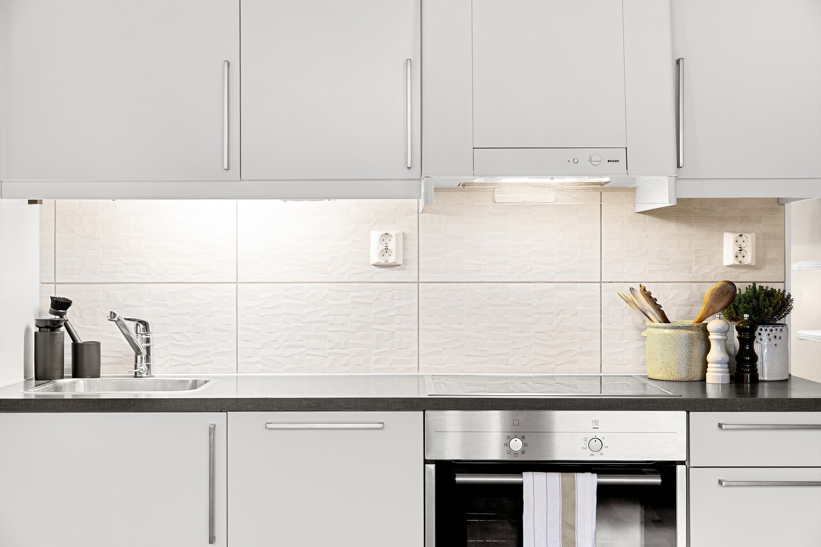 Boligens kjøkken har blitt oppgradert med flislagt bakvegg på kjøkken som ble etablert av forrige eier. Galleribilde