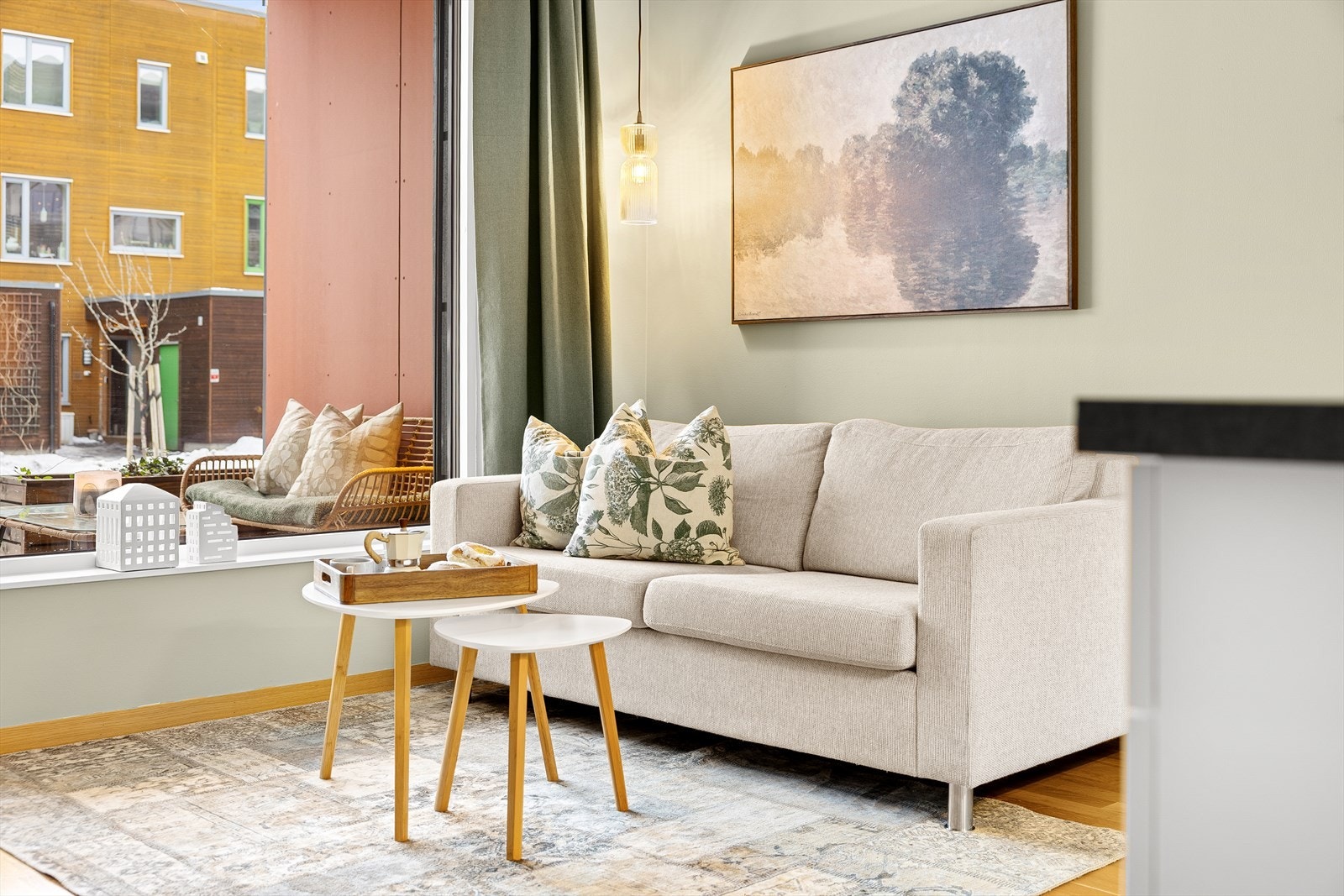 Vinduene er utstyrt med moderne tre-lags glass som gir god isolasjon. Vinduene er også utstyrt med elektrisk solskjerming som enkelt styres med en fjernkontroll montert på vegg. Galleribilde