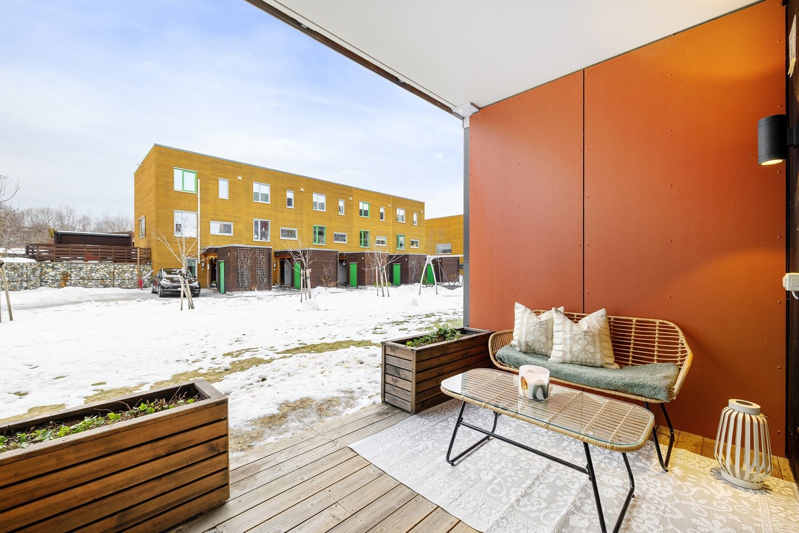 Terrassen er sørvestvendt med fantastiske solforhold. Her kan solen nytes fra formiddag til kveld på sommerstid, ifølge selger. Galleribilde