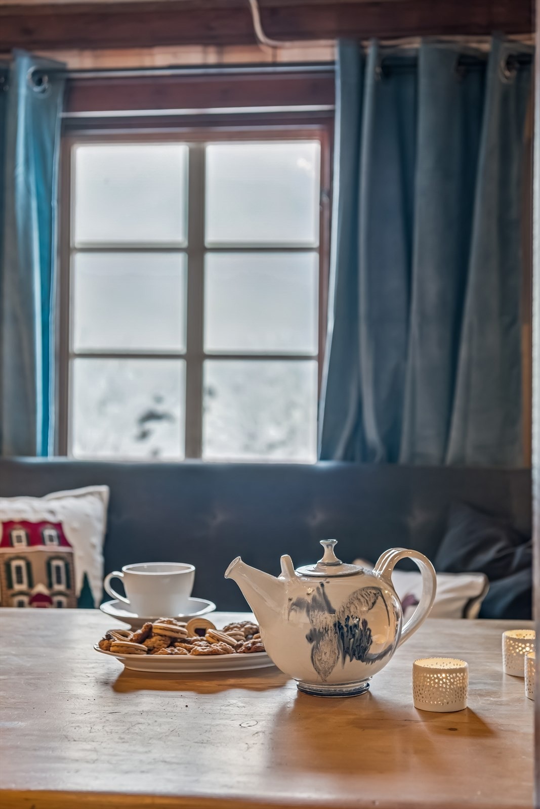 Fra spiseplassen har man utsyn mot det snødekte landskapet utenfor. Galleribilde