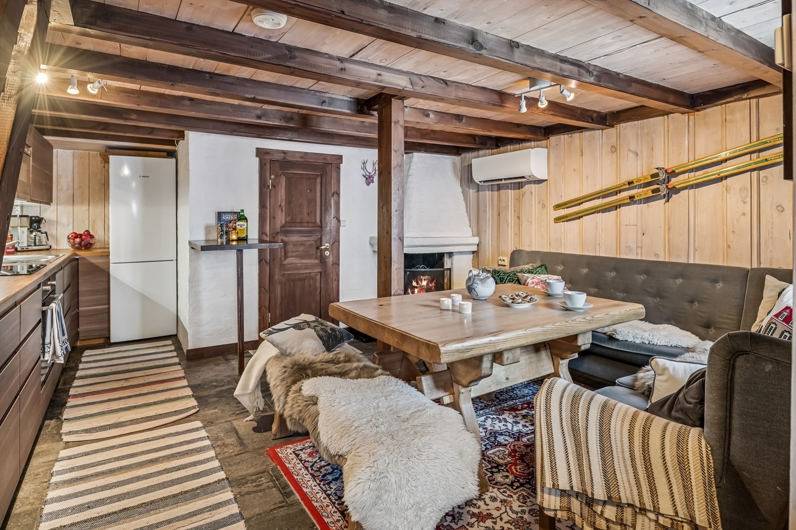 Første etasje har en åpen løsning som forener kjøkken, spiseplass og stue i et sosialt allrom. Galleribilde