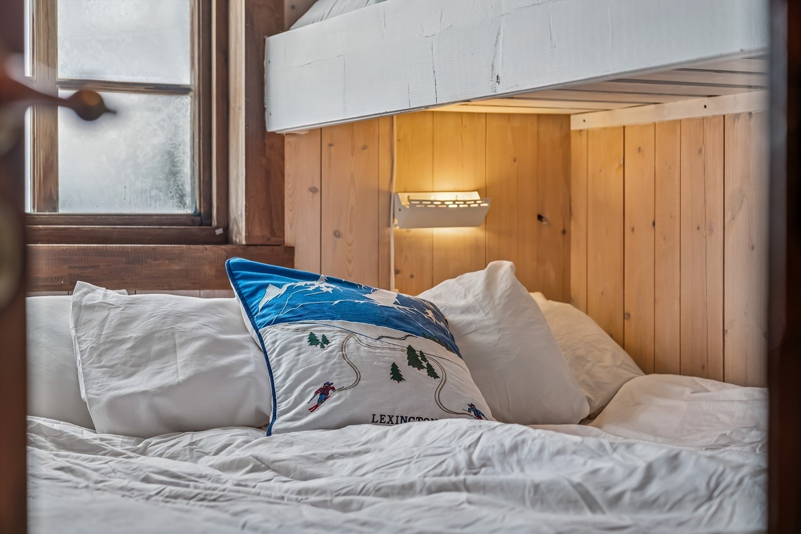 Praktiske leselamper er montert ved sengeplassene for ekstra komfort. Galleribilde