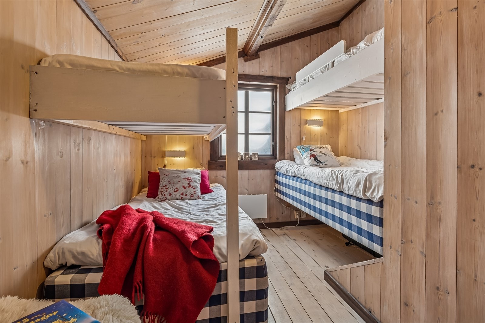 Det andre soverommet har også smarte køyesengløsninger som gir mange sengeplasser. Galleribilde