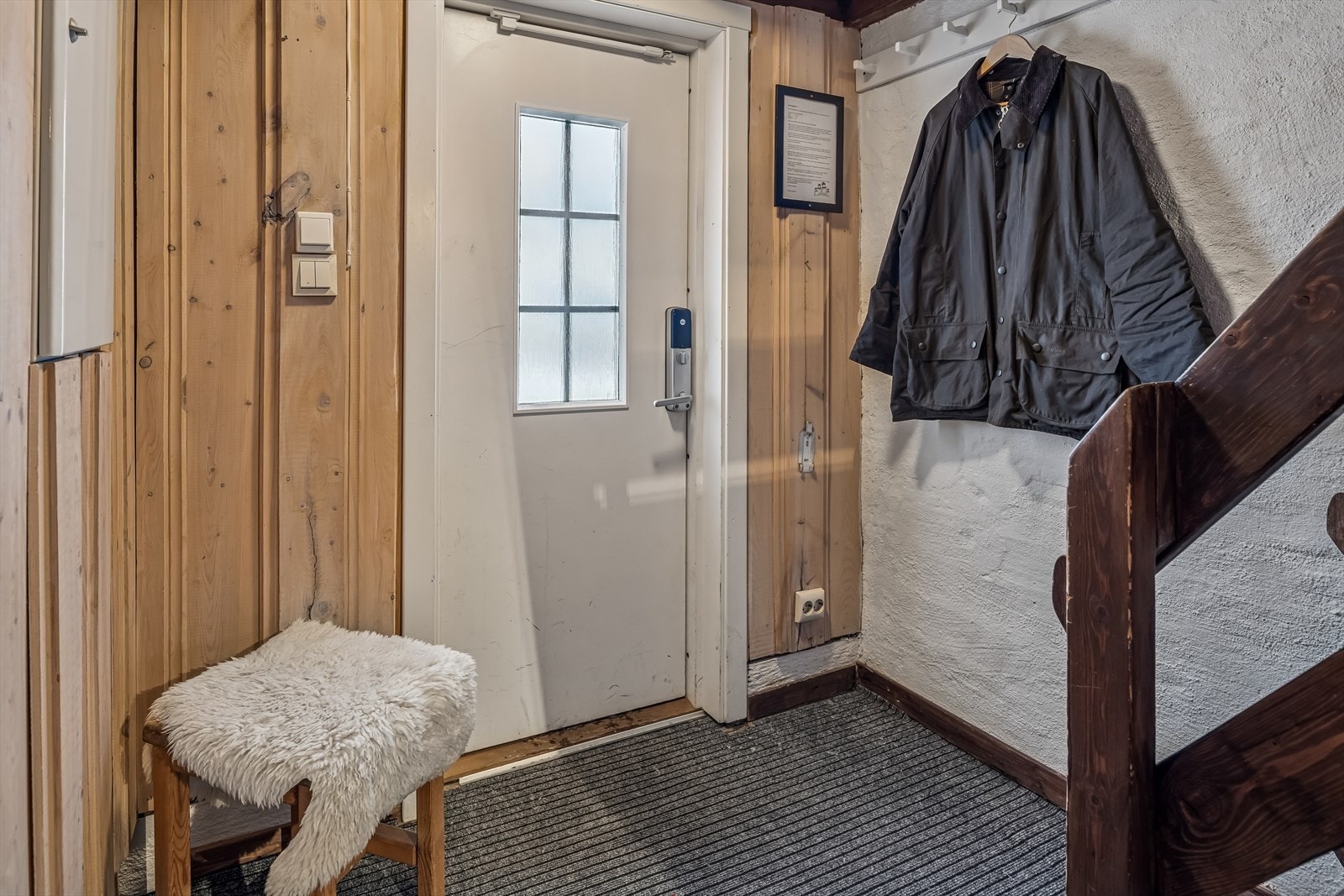 Entréen har slitesterkt gulv og plass til å henge fra seg yttertøy. Galleribilde