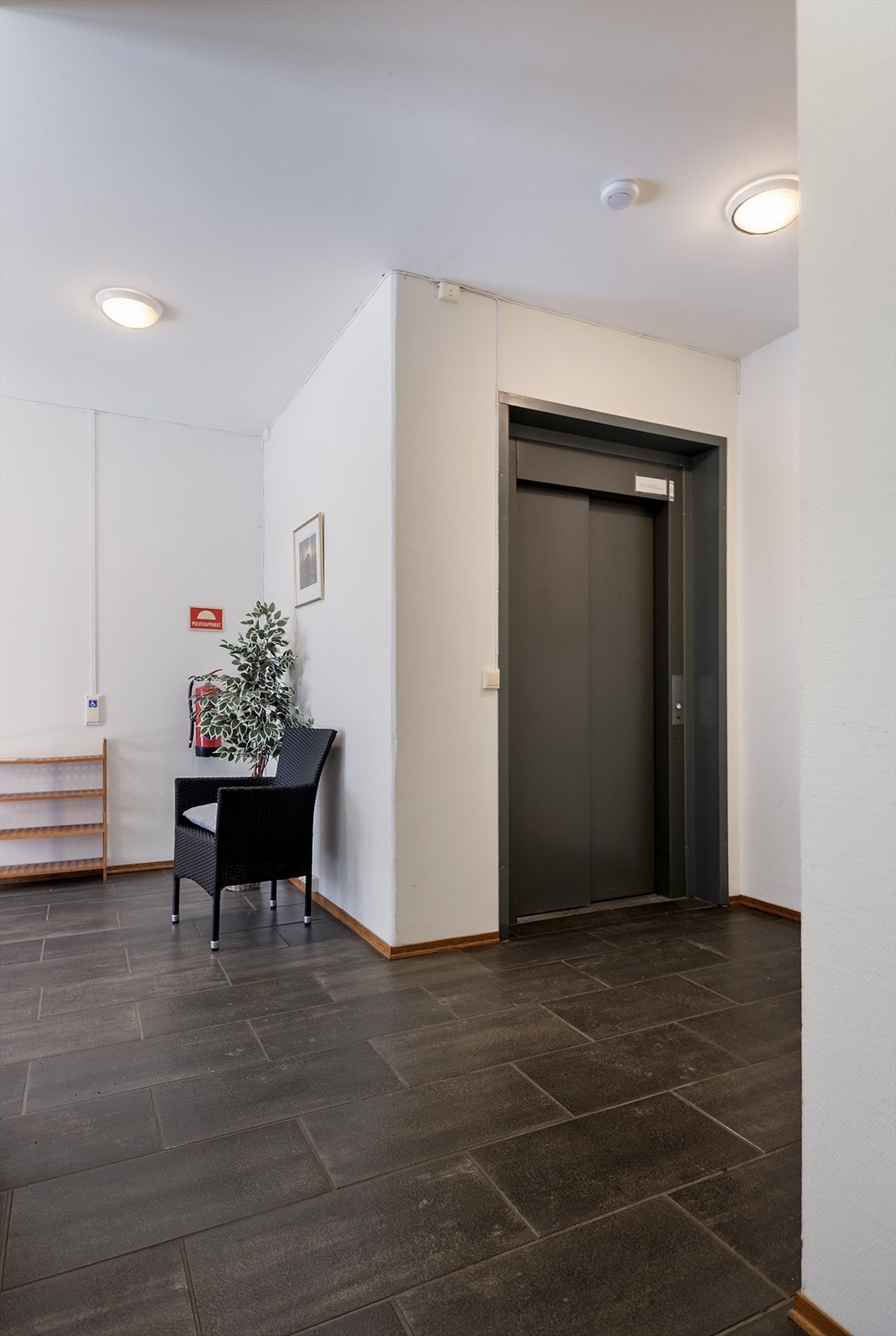 Heis i gården. Galleribilde