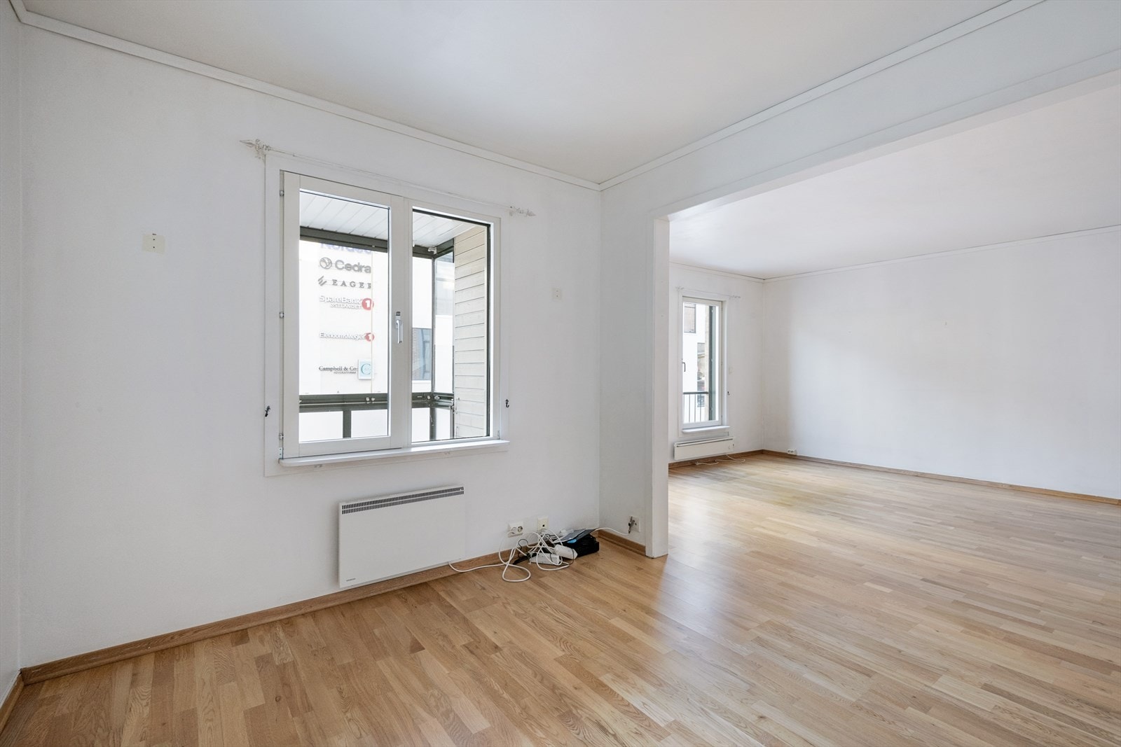 Vindu ut mot innglasset balkong. Galleribilde