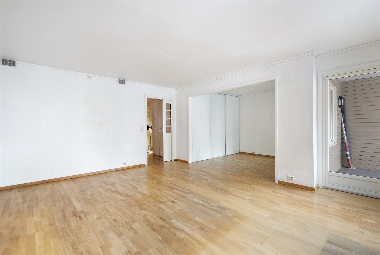 Fin plass til sofagruppe og spisebord. Galleribilde