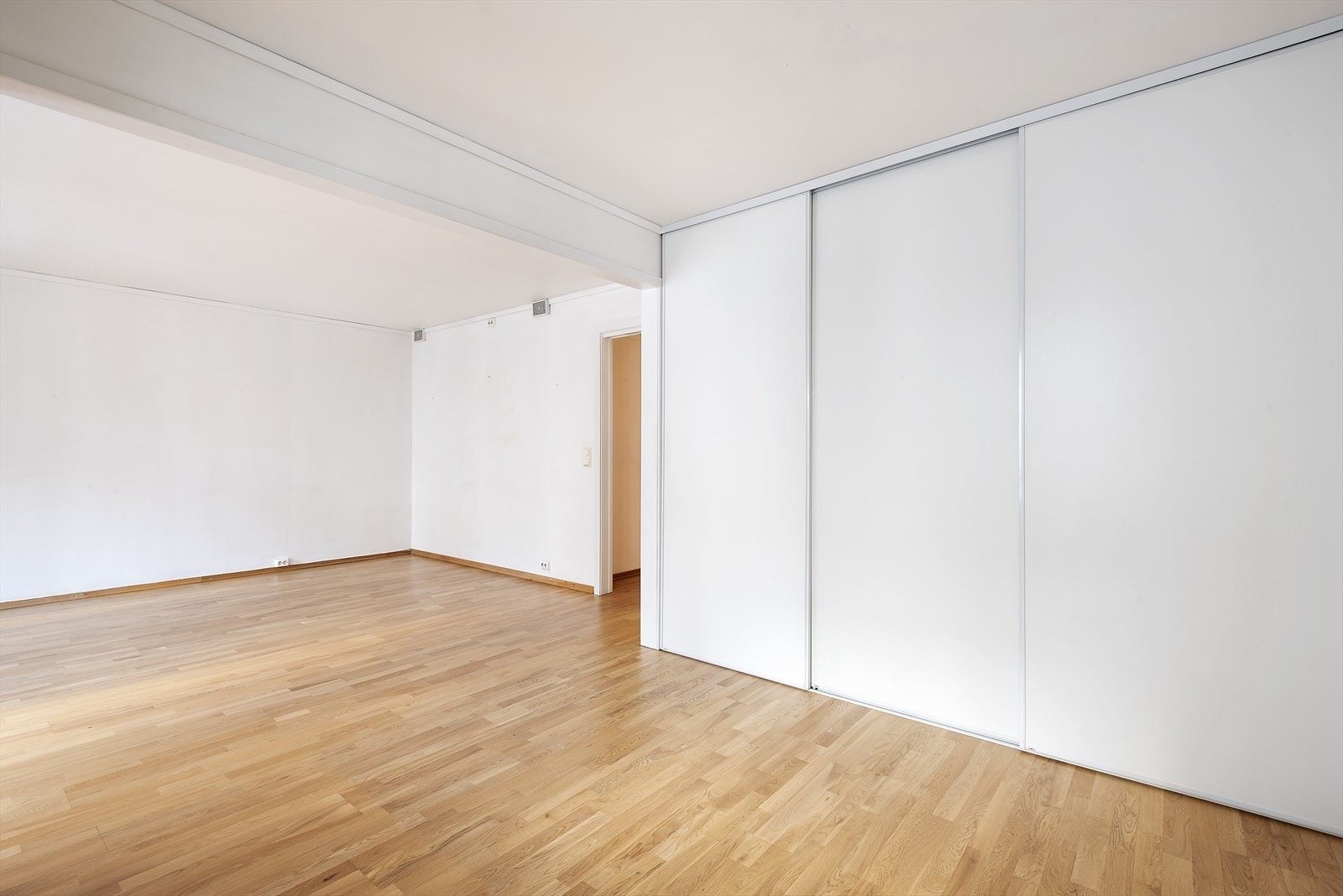 Tidligere soverom med skyvedørsgarderobe. Galleribilde