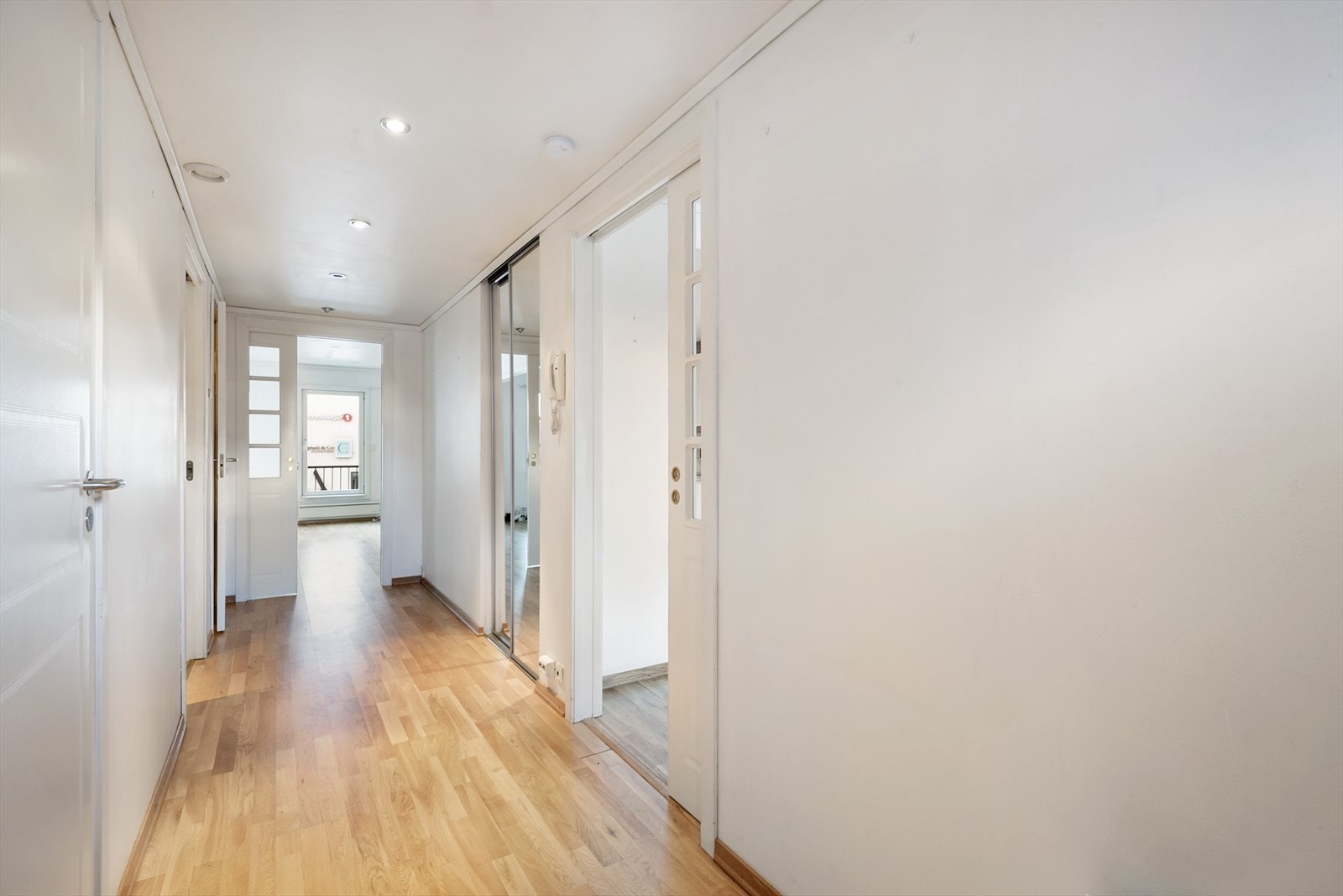 Lys gang inn i leiligheten. Galleribilde