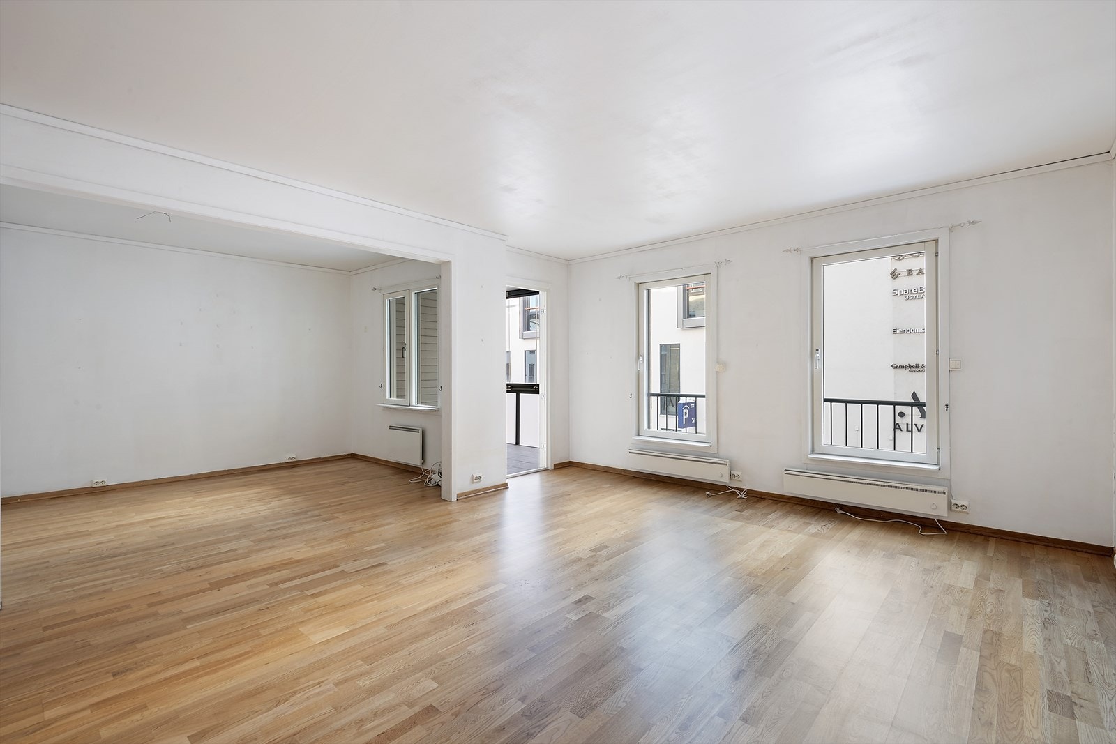 Romslig stue med lyse overflater. Galleribilde