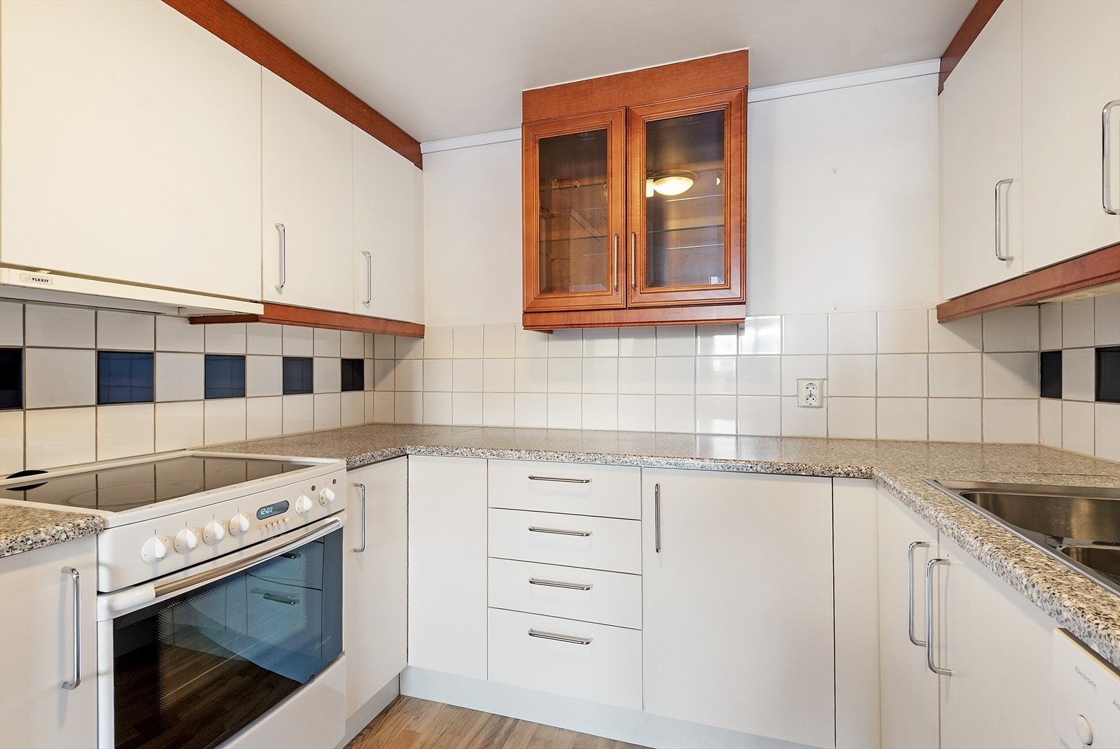 Praktisk kjøkken som har godt med benkeplass. Galleribilde