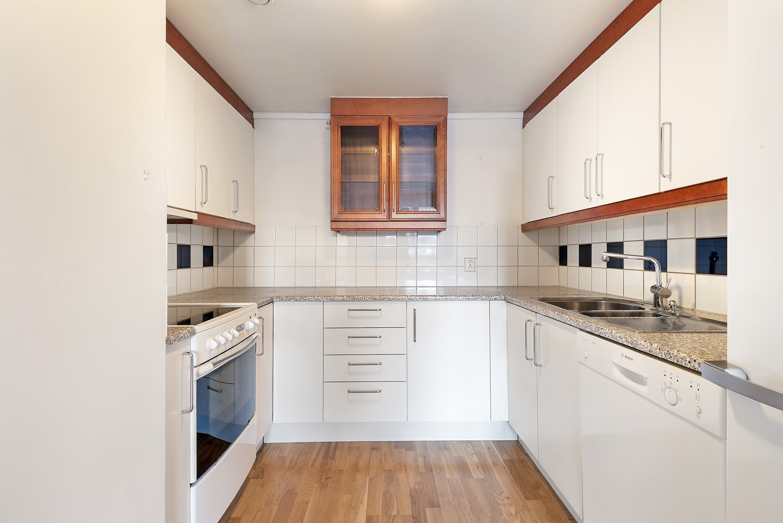 Kjøkkenet har innredning i u-løsning. Galleribilde