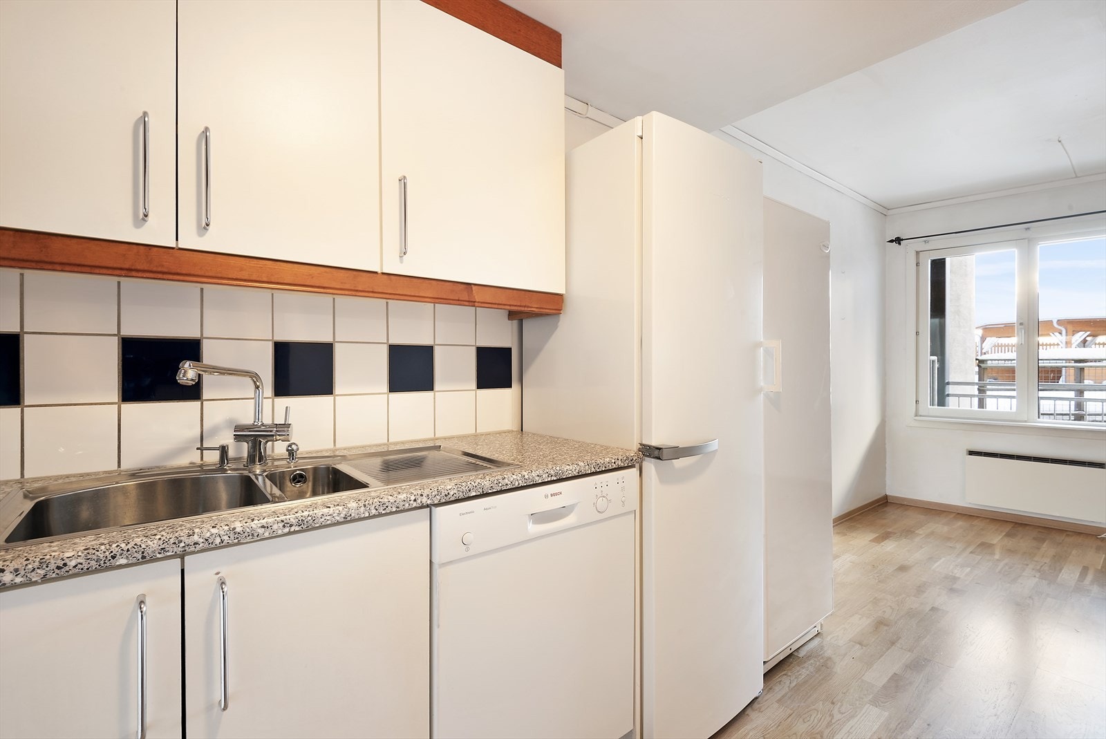 Lyse overflater på kjøkkenet. Galleribilde