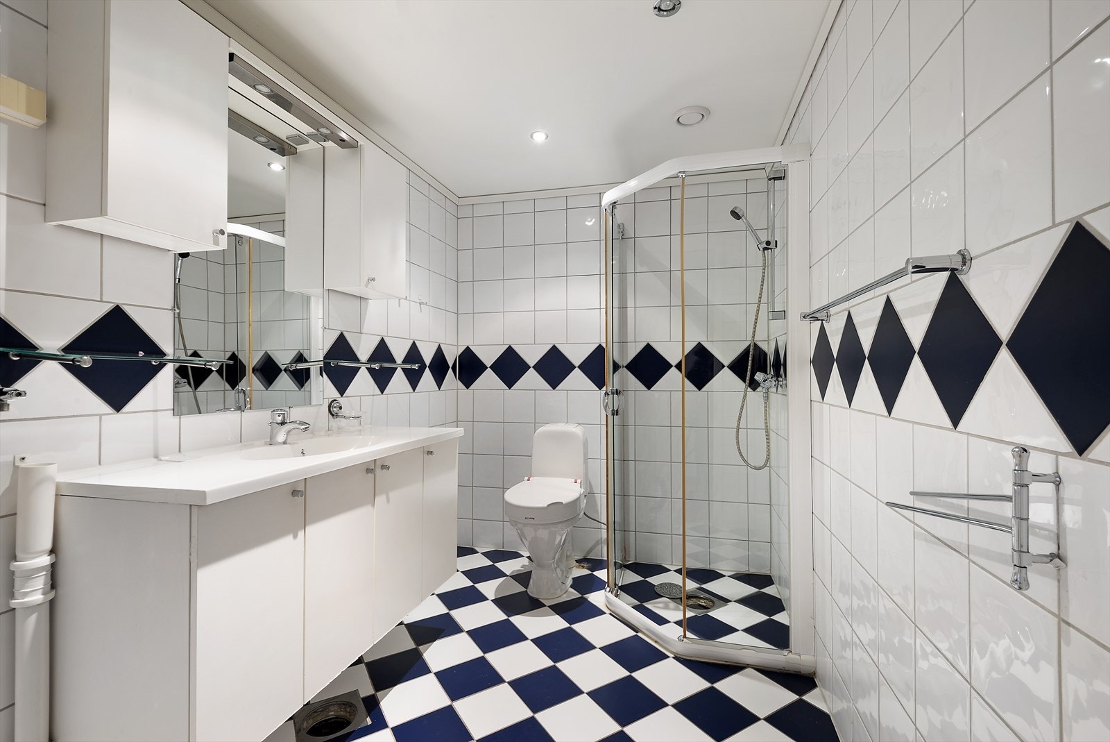 Praktisk bad med lyse overflater. Galleribilde