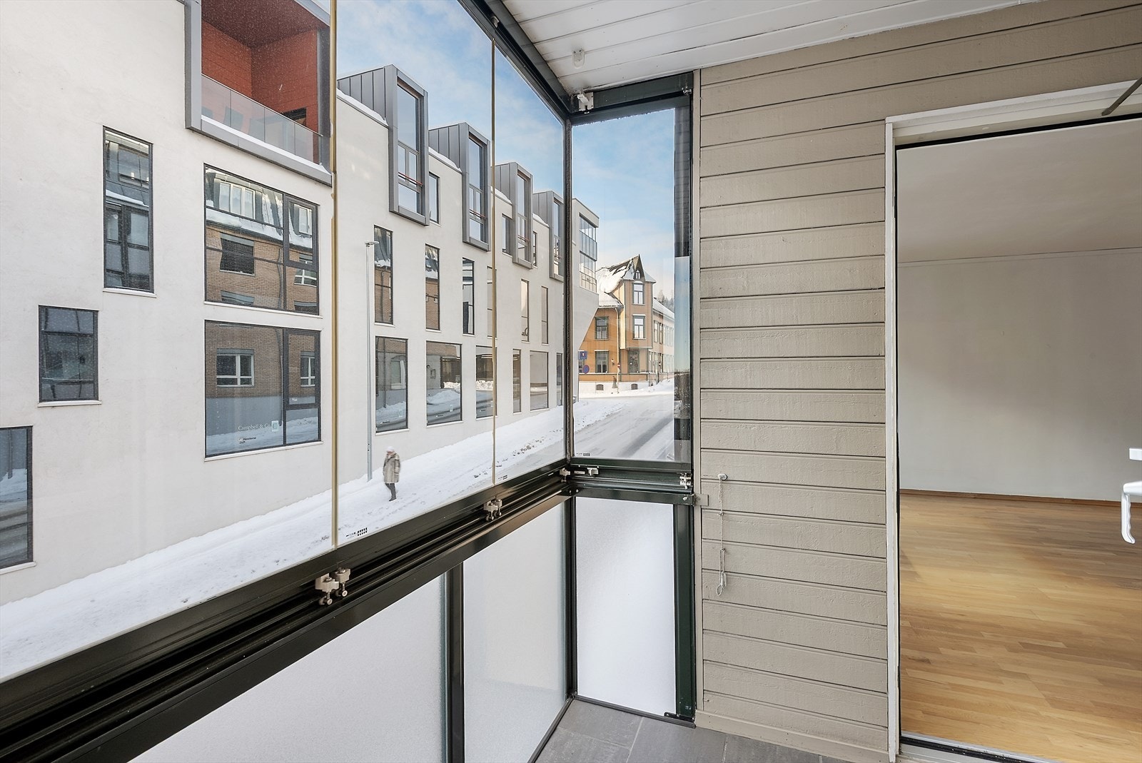 Balkong med utgang fra stue. Galleribilde