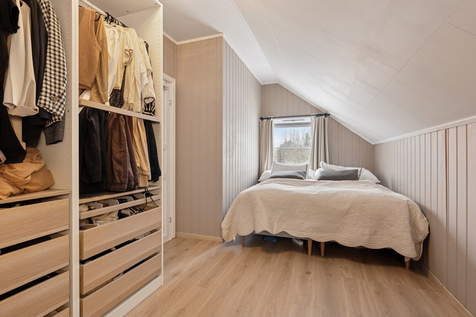 Hovedsoverommet er romslig og lyst, med god plass til dobbeltseng. Galleribilde