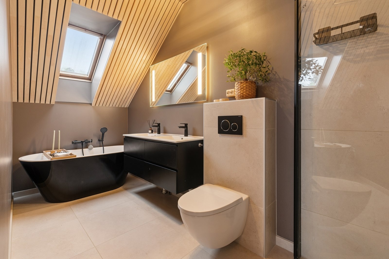 Delikat og moderne bad, oppgradert i 2020, med både frittstående badekar og dusjhjørne. Galleribilde